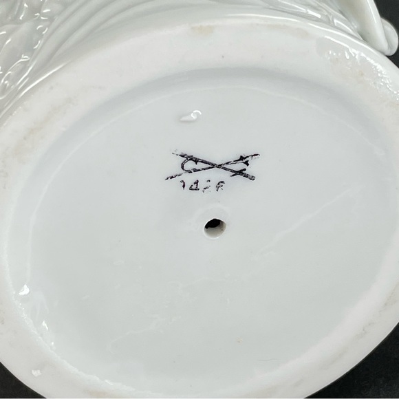 Timeless Blanc De Chine Porcelain Geisha Figurine - Picture 6 of 6